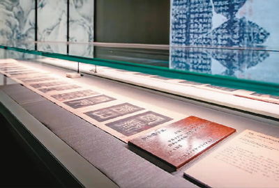 宋拓東漢《西岳華山廟碑》“華陰本”，故宮博物院藏。