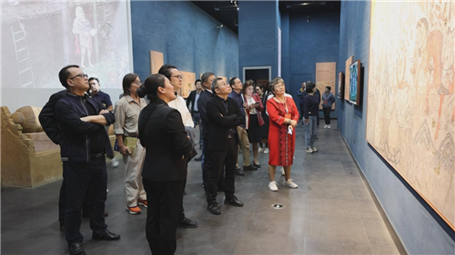 作家們參觀北庭故城遺址，了解中華優(yōu)秀傳統(tǒng)文化傳承發(fā)展情況