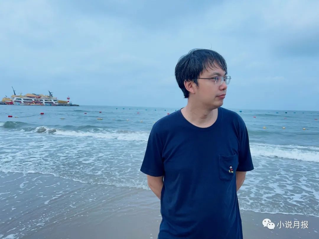 黃平，畢業(yè)于中國人民大學(xué)文學(xué)院,現(xiàn)為華東師范大學(xué)中國創(chuàng)意寫作研究院副院長、教授，中國大學(xué)創(chuàng)意寫作聯(lián)盟秘書長。從事當(dāng)代文學(xué)評論與創(chuàng)作，在《中國作家》《上海文學(xué)》《大家》《作家》等刊物發(fā)表短篇小說若干，有作品被《小說月報》《長江文藝·好小說》選載，出版有《出東北記》等著作，曾獲唐弢文學(xué)獎等獎項。