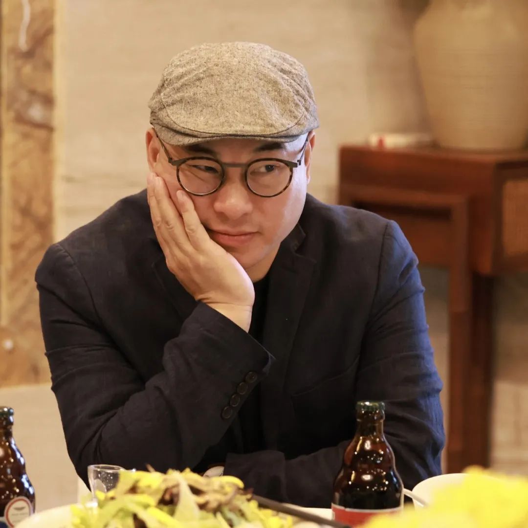 本期嘉賓：  鐘二毛，瑤族，湖南人，現(xiàn)居深圳。中國作協(xié)會員。在《當代》《民族文學》《中國作家》等文學期刊發(fā)表大量作品，并多次被《小說月報》《小說選刊》《中篇小說選刊》轉載。出版有長篇小說《小中產(chǎn)》《小浮世》，中短篇小說集《回鄉(xiāng)之旅》《舊天堂》等10余部。曾獲《小說月報》百花文學獎、《民族文學》年度獎、《青年文學》城市文學排行榜獎等。編劇、導演電影作品《死鬼的微笑》獲第60屆美國羅切斯特國際電影節(jié)電影獎。