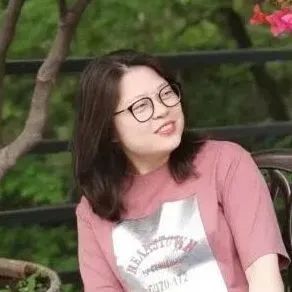 本期主持人：  徐海玉，朝鮮族，黑龍江人。北京語言大學對外漢語碩士，中央民族大學朝鮮語言文學專業(yè)博士（在讀）。曾任對外漢語教師，現(xiàn)任《民族文學》（朝鮮文版、漢文版）副編審，譯作有《人生那么長，停一下又何妨》（中信出版社）等。