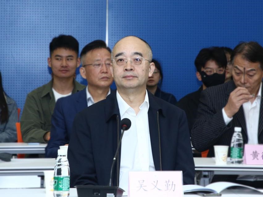 中國(guó)作協(xié)黨組成員、副主席吳義勤出席論壇并致辭