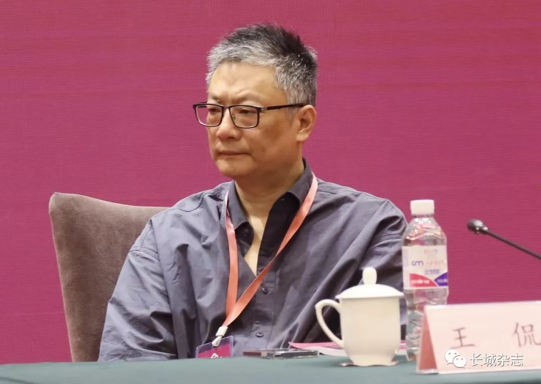 王侃，浙江東陽人，文學博士，杭州師范大學人文學院教授。主要研究領(lǐng)域為中國現(xiàn)當代文學史、中國當代文學批評、中國電影等。在各類學術(shù)期刊發(fā)表學術(shù)論文百余篇，出版有《詩與思的維度》《敘事門與修辭術(shù)》《時見疏星渡河漢》等著作十余部。曾獲第三屆唐弢青年文學研究獎、第五屆中國當代文學優(yōu)秀批評家獎。