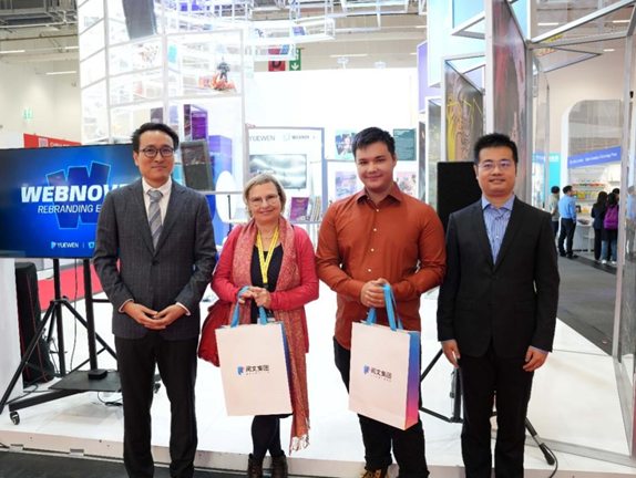 閱文集團(tuán)海外業(yè)務(wù)總經(jīng)理趙必鵬，法蘭克福書(shū)展副主席柯樂(lè)迪，英國(guó)網(wǎng)絡(luò)作家卡文，閱文集團(tuán)副總裁、總編輯楊晨