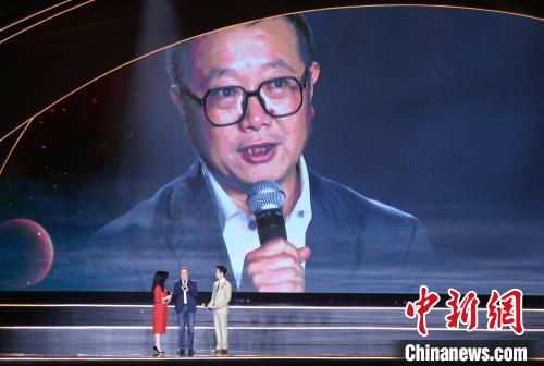 10月18日晚，第81屆世界科幻大會(huì)在四川成都開幕，這是世界科幻大會(huì)在其80余年發(fā)展史中首次在中國(guó)舉行。圖為科幻作家劉慈欣與幻迷互動(dòng)。 記者 王磊 攝