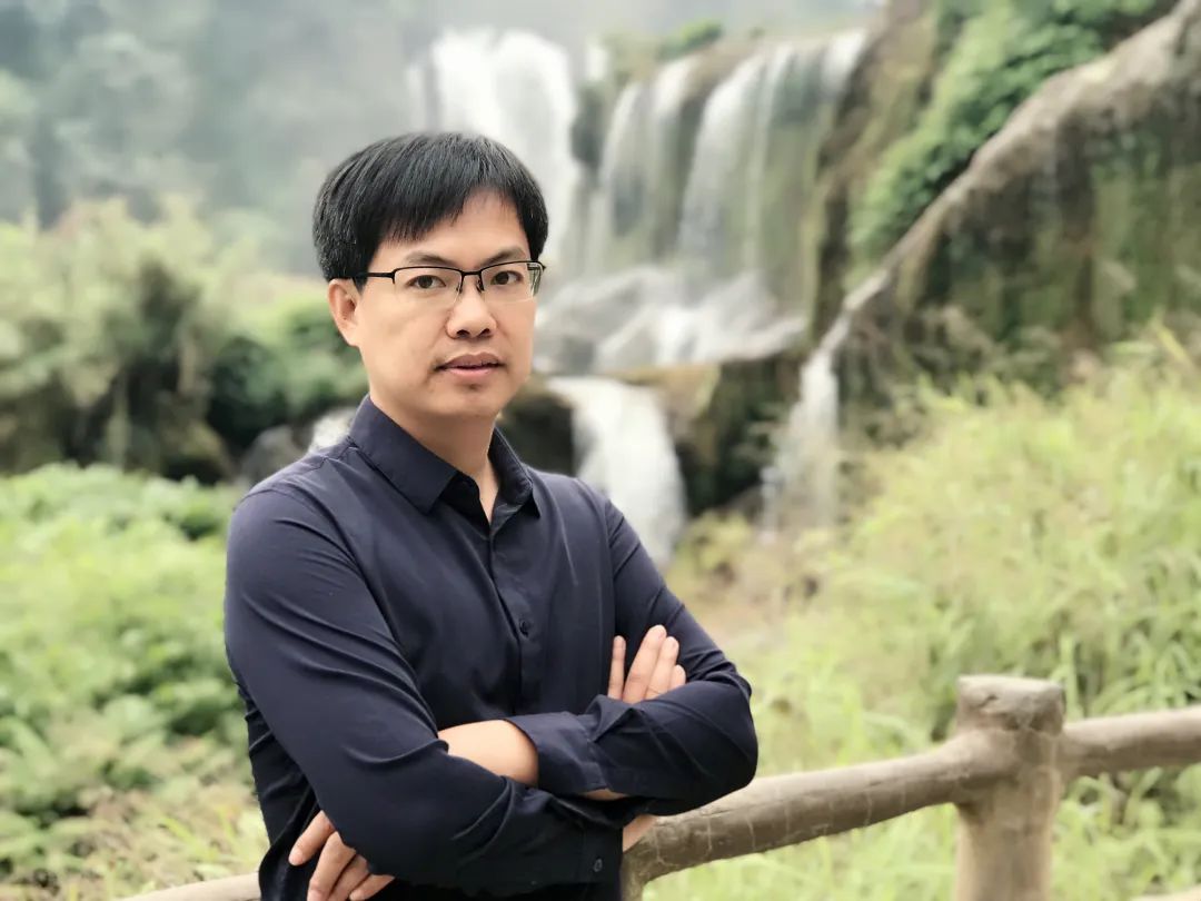 陳培浩，1980 年6 月出生，現(xiàn)為福建師范大學(xué)文學(xué)院教授、博士生導(dǎo)師，福建師大現(xiàn)代漢詩(shī)研究中心副主任。兼任中國(guó)現(xiàn)代文學(xué)館特邀研究員、廣東省文學(xué)評(píng)論創(chuàng)作委員會(huì)副主任、花城文學(xué)院簽約評(píng)論家。近年已在《文學(xué)評(píng)論》《中國(guó)現(xiàn)代文學(xué)研究叢刊》等重要學(xué)術(shù)刊物及《人民日?qǐng)?bào)》《文藝報(bào)》等權(quán)威報(bào)紙發(fā)表論文近百篇。論文多次被《新華文摘》《人大復(fù)印資料》等平臺(tái)全文轉(zhuǎn)載。主持或參與國(guó)家及省部級(jí)研究項(xiàng)目多項(xiàng)。已出版《歌謠與中國(guó)新詩(shī)》《互文與魔鏡》《正典的窄門(mén)》《迷舟擺渡》《阮章競(jìng)評(píng)傳》等著作。獲第十一屆唐弢青年文學(xué)研究獎(jiǎng)、《當(dāng)代作家評(píng)論》《中國(guó)當(dāng)代文學(xué)研究》優(yōu)秀論文獎(jiǎng)、華語(yǔ)青年作家獎(jiǎng)·新批評(píng)獎(jiǎng)等獎(jiǎng)項(xiàng)。