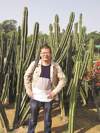 李知展，生于一九八九年，現(xiàn)供職于洛陽(yáng)文學(xué)院。曾在《人民文學(xué)》《中國(guó)作家》《小說(shuō)月報(bào)·原創(chuàng)版》《江南》《鐘山》《北京文學(xué)》等刊發(fā)表小說(shuō)二百余萬(wàn)字，多篇被選載。曾獲第二屆“紫金·人民文學(xué)之星”短篇小說(shuō)佳作獎(jiǎng)，廣東省有為杯小說(shuō)獎(jiǎng)，《莽原》《紅豆》《黃河文學(xué)》等雜志獎(jiǎng)。著有長(zhǎng)篇小說(shuō)《平樂坊的紅月亮》，小說(shuō)集《流動(dòng)的宴席》《孤步巖的黃昏》《只為你暗夜起舞》《碧色淚》等。