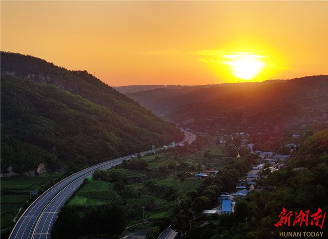 夕陽(yáng)下的榆藍(lán)高速。