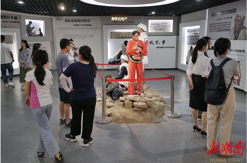 清澗縣石嘴驛鎮(zhèn)王家堡村路遙紀(jì)念館內(nèi)，游客在參觀。