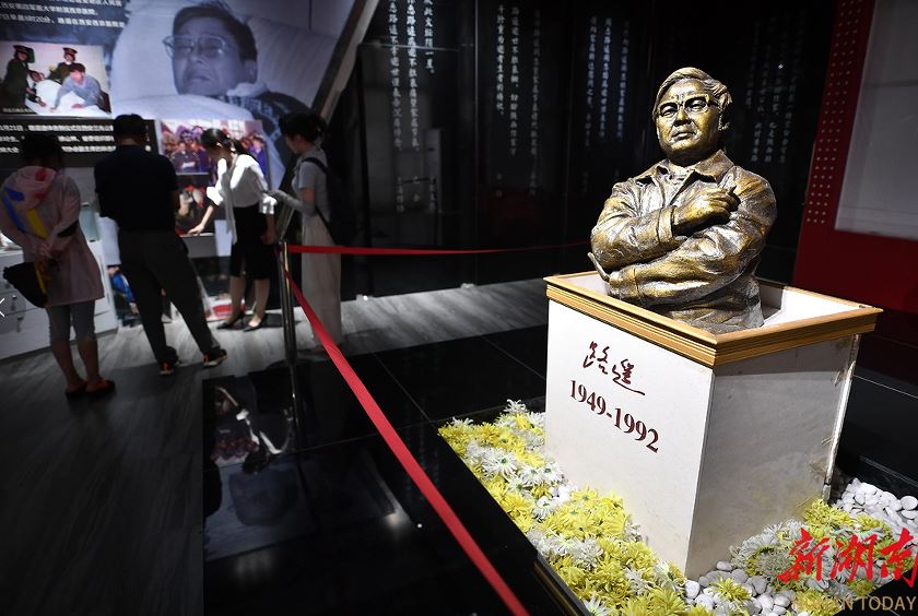 清澗縣石嘴驛鎮(zhèn)路遙紀(jì)念館路遙雕像。