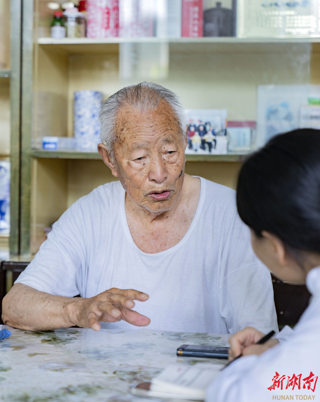 7月27日，電影《我們村里的年輕人》高占武原型人物——武士雄老人接受湖南日報記者采訪。