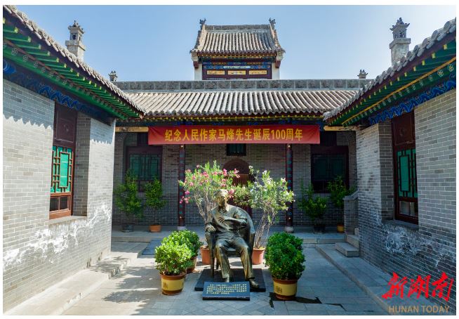 馬烽紀(jì)念館內(nèi)的馬烽塑像。