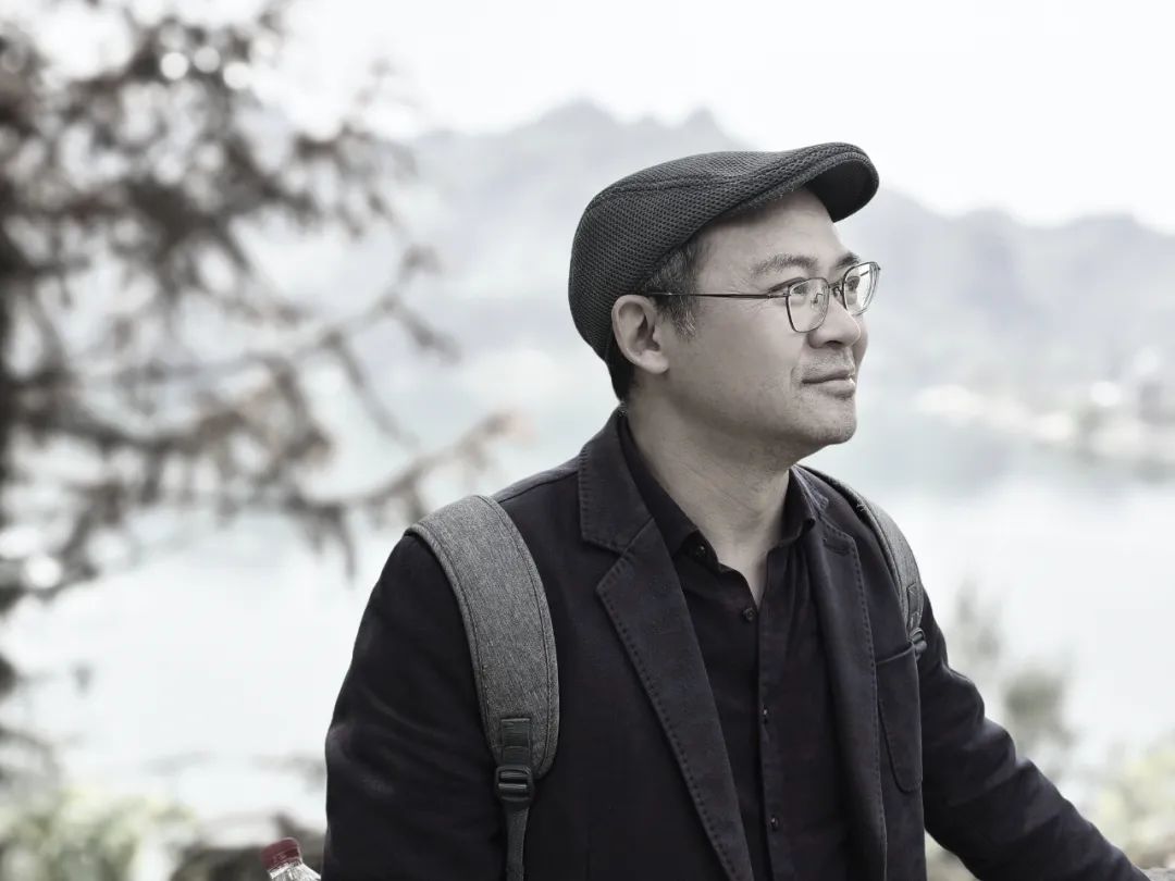 唐力，1970年生，重慶大足人。著有詩集《大地之弦》《向后飛翔》《虛幻的王國》《大地之馬》等。