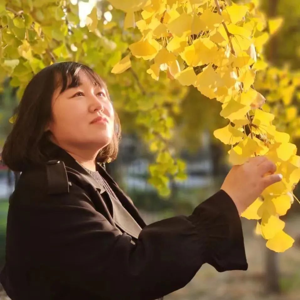 劉云芳， 中國(guó)作家協(xié)會(huì)會(huì)員，河北文學(xué)院簽約作家。作品主要發(fā)表于《北京文學(xué)》《天涯》《青年文學(xué)》《散文》《散文選刊》等報(bào)刊。曾兩次獲得香港青年文學(xué)獎(jiǎng)，并獲得孫犁散文獎(jiǎng)雙年獎(jiǎng)、孫犁文學(xué)獎(jiǎng)、河北文藝貢獻(xiàn)獎(jiǎng)。已出版散文集《木頭的信仰》《給樹把脈的人》《陪你變成魚》，童話《奔跑的樹枝馬》《老樹洞婆婆的故事》。