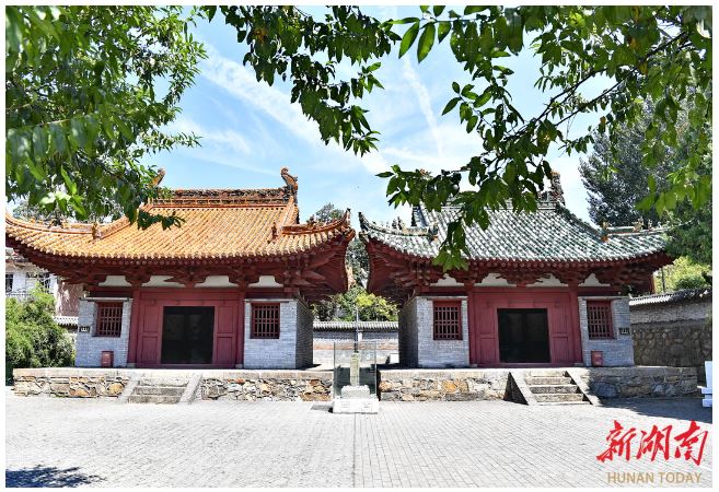 左為二郎廟，右為關(guān)帝廟。