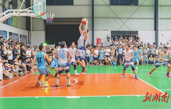 8月16日晚，汨羅市三江鎮(zhèn)體育館，火熱的“村BA”球賽吸引眾多八景村民前來助威