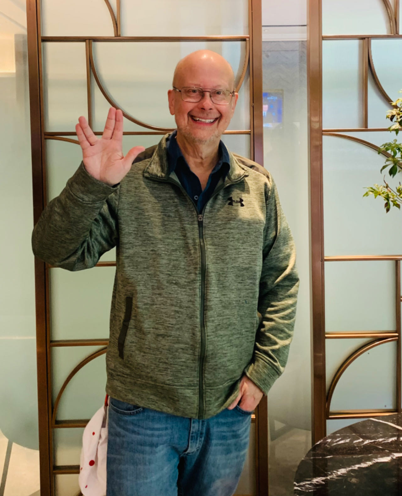 采訪后，羅伯特·索耶?dāng)[出了《星際迷航》中瓦肯人的見面禮手勢。程千千 攝