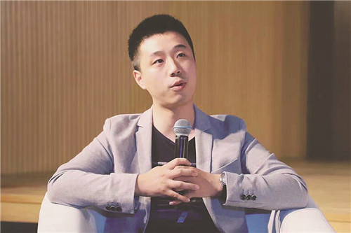 海漄：1990年出生于湖南湘潭，科幻作家，深圳市作家協(xié)會(huì)會(huì)員。有科幻中短篇小說發(fā)表于《科幻世界》《銀河邊緣》《中華文學(xué)選刊》等雜志。曾提名銀河獎(jiǎng)最佳短篇獎(jiǎng)。