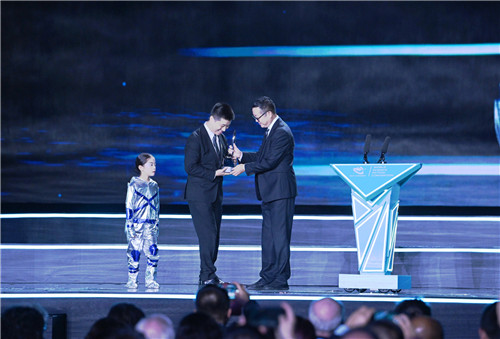 第81屆雨果獎(jiǎng)?lì)C獎(jiǎng)典禮現(xiàn)場(chǎng)，劉慈欣向海漄授予獎(jiǎng)杯。 （成都世界科幻大會(huì)組委會(huì)供圖）