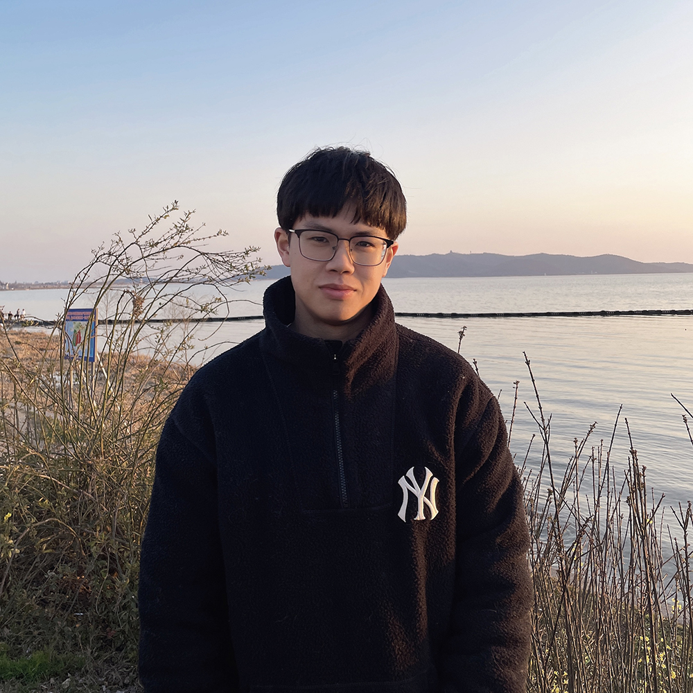 周于旸，1996年生，江蘇蘇州人。小說發(fā)表于《人民文學(xué)》《十月》《小說界》等期刊