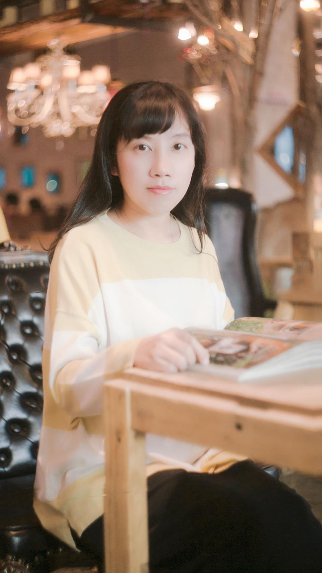 藤萍 廈門人，網(wǎng)絡文學作家。2000年考入中山大學法律系，同年以《鎖檀經(jīng)》獲第一屆花雨“花與夢”全國浪漫小說征文大賽第一名，此后相繼出版多部作品。2018年《未亡日》獲“北京大學2017網(wǎng)絡文學年榜”女頻榜榜首。