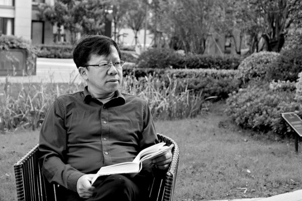 龐余亮，1967年生，現(xiàn)居江蘇靖江。著有長篇小說《薄荷》《丑孩》《有的人》《小不點的大象課》《神童左右左》(系列小說)《看我七十三變》《我們都愛丁大圣》，散文集《半個父親在疼》《小先生》《小蟲子》《頑童馴師記》《紙上的憂傷》，小說集《為小弟請安》《擒賊記》《鼎紅的小愛情》《你們遇上了好辰光》《出嫁時你哭不哭》，詩集《比目魚》《報母親大人書》《五種疲倦》，童話集《銀鐲子的秘密》《躲過九十九次暗殺的螞蟻小朵》等。曾獲得第八屆魯迅文學(xué)獎、第七屆柔剛詩歌年獎、第五屆漢語詩歌雙年十佳、第十三屆萬松浦文學(xué)獎、江蘇省紫金山文學(xué)獎、第二屆孫犁散文獎雙年獎、第二屆揚子江詩學(xué)獎、第九屆冰心散文獎等。