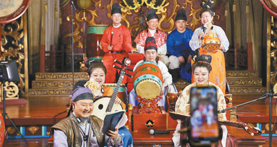 　圖為東倉鼓樂社的樂師們正在進(jìn)行直播。 　　本報(bào)記者 原韜雄攝