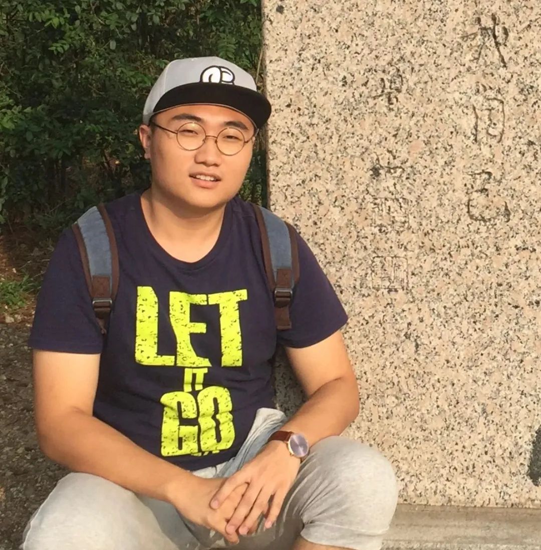 史玥琦，一九九六年生于長(zhǎng)春，武漢大學(xué)文學(xué)學(xué)士，復(fù)旦大學(xué)創(chuàng)意寫作碩士，現(xiàn)為北京師范大學(xué)文學(xué)創(chuàng)作專業(yè)博士研究生。小說(shuō)、詩(shī)歌見(jiàn)《收獲》《作品》《青年文學(xué)》《詩(shī)刊》《星星》《北京文學(xué)》等，獲第二屆京師-牛津“青年文學(xué)之星”金獎(jiǎng)、第四十七屆香港“青年文學(xué)獎(jiǎng)”等獎(jiǎng)項(xiàng)。南京市青春文學(xué)人才計(jì)劃簽約作家，創(chuàng)辦有貓頭鷹小說(shuō)社、野草莓觀影會(huì)。