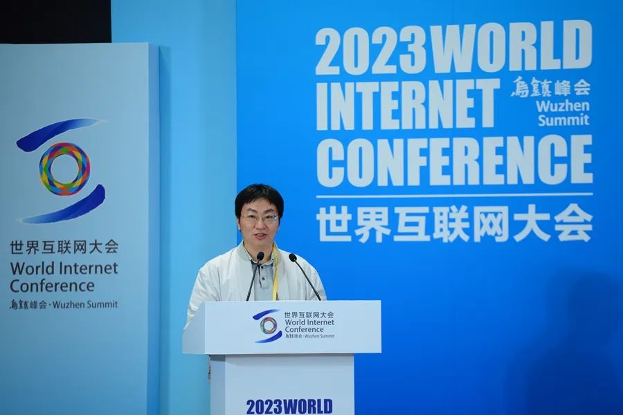 圖為網(wǎng)絡作家代表愛潛水的烏賊作主旨演講。（新華網(wǎng) 陳競超 攝）