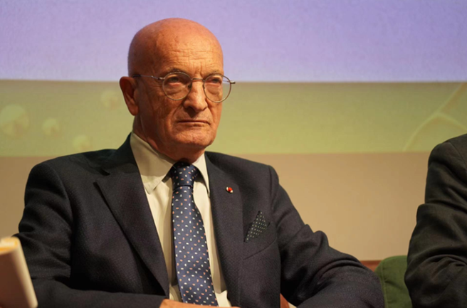 喬瓦尼·多托利，法意雙語(yǔ)詩(shī)人，芝加哥大學(xué)、巴黎高等師范學(xué)院、卡利亞里大學(xué)及阿圖瓦大學(xué)（阿拉斯校區(qū)）客座教授；意大利國(guó)際作協(xié)成員，法國(guó)國(guó)際作協(xié)管理委員會(huì)成員，創(chuàng)辦并主編多種叢書(shū)和雜志。出版三卷本法語(yǔ)詩(shī)集《我，生活》和兩卷本意大利語(yǔ)詩(shī)集《巔峰玫瑰》，作品被譯成多種語(yǔ)言，曾獲“莫利納洛獎(jiǎng)”“歐洲桑戈?duì)柂?jiǎng)”“丹特獎(jiǎng)”等，獲法國(guó)學(xué)術(shù)界棕櫚葉司令勛章、法國(guó)榮譽(yù)軍團(tuán)軍官勛章、法蘭西文學(xué)院大獎(jiǎng)等榮譽(yù)。