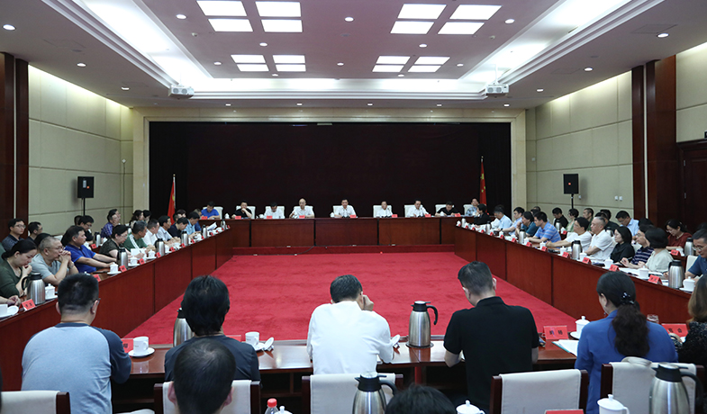 7月25日，第十一屆茅盾文學(xué)獎(jiǎng)評(píng)獎(jiǎng)委員會(huì)第一次全體會(huì)在京舉行