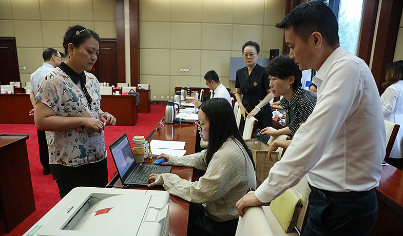 8月11日，聯(lián)絡(luò)員在監(jiān)察組、公證員監(jiān)督下統(tǒng)計(jì)選票