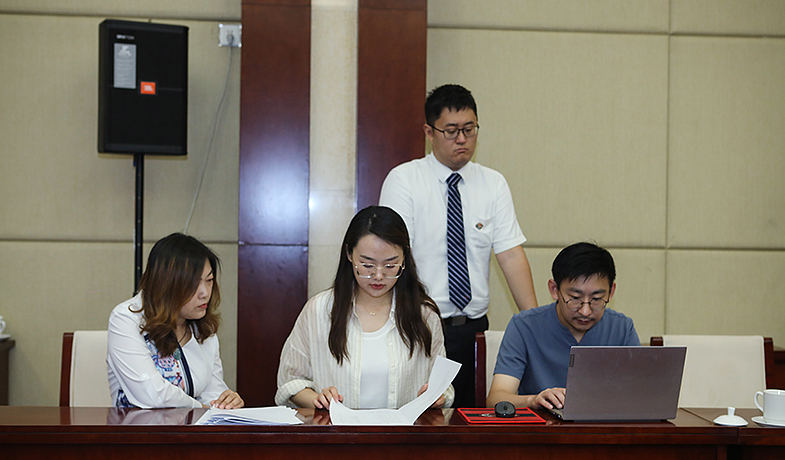 8月11日，聯(lián)絡(luò)員在監(jiān)察組、公證員監(jiān)督下統(tǒng)計(jì)選票