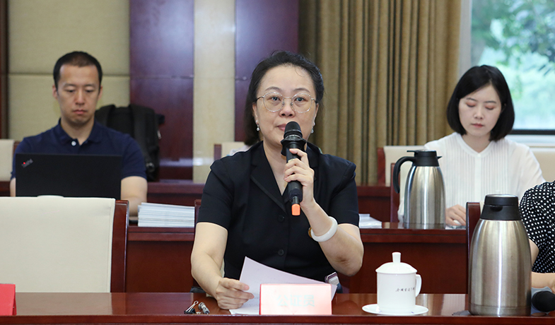 8月11日，公證處公證員宣讀公證書