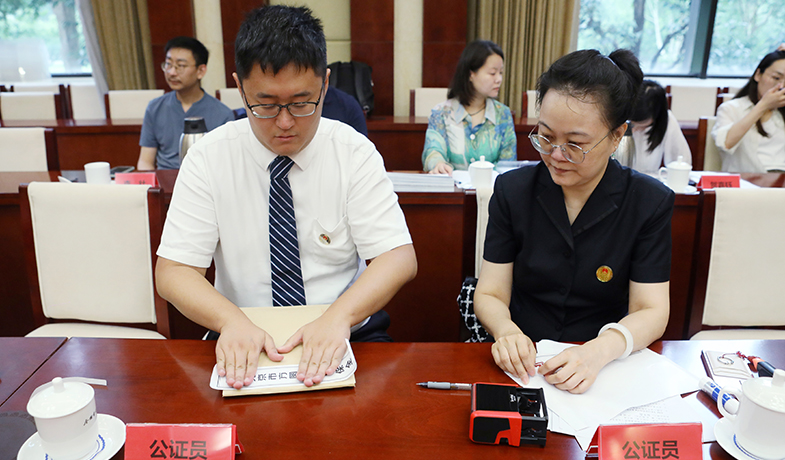 8月11日，公證處公證員封存選票