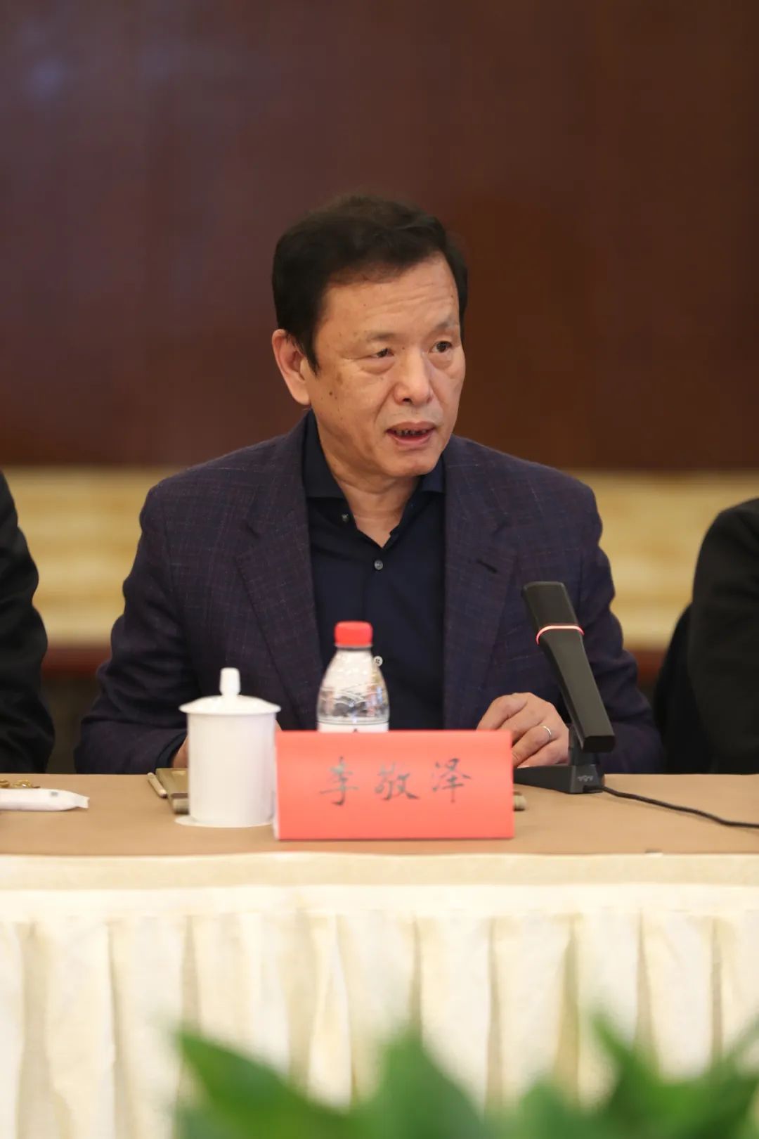 中國(guó)作協(xié)黨組成員、副主席、書記處書記李敬澤主持會(huì)議