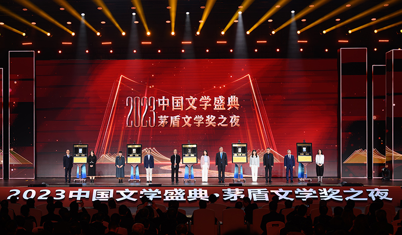 編輯與5位獲獎(jiǎng)作家共同上臺(tái)，在鐫刻有獲獎(jiǎng)書名、獲獎(jiǎng)作者、編輯姓名的書型裝置上留下金色手印