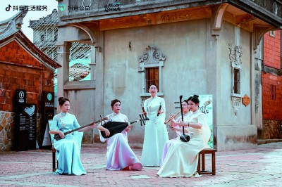福建省晉江市南音藝術(shù)團(tuán)把南音藝術(shù)帶到群眾中間。受訪者供圖
