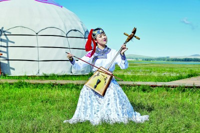 草原上馬頭琴琴聲悠揚(yáng)。光明圖片/視覺(jué)中國(guó)