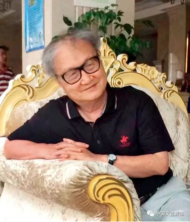 孫紹振簡介：1936年生，祖籍福建長樂，1960年畢業(yè)于北京大學中文系，先后在北京大學中文系、華僑大學中文系任教，1973年奉調(diào)至福建師范大學中文系。1990年至1995年，赴德國、美國、中國香港等多所大學進修、講學、客座研究?，F(xiàn)為福建師范大學文科資深教授、博士生導師，首批全國高校黃大年式教師團隊領銜專家。2021年，福建師范大學獲批教育部基礎學科拔尖學生培養(yǎng)計劃2.0基地——“孫紹振中國語言文學拔尖學生培養(yǎng)基地”。    1953年開始發(fā)表作品。1981年發(fā)表的《新的美學原則在崛起》作為當代新詩發(fā)展的重要文獻進入中國文學史。出版《文學創(chuàng)作論》《論變異》《美的結(jié)構(gòu)》《文學性講演錄》《名作細讀》《文學文本解讀學》等學術(shù)專著三十余部，散文集《美女危險論》等多部。在《中國社會科學》《文學評論》《文學遺產(chǎn)》《文學理論研究》《語文建設》等國內(nèi)權(quán)威刊物及香港報刊上發(fā)表學術(shù)論文三百多篇，其他短評、雜文、散文、小說、詩歌數(shù)百篇。學術(shù)及創(chuàng)作成果多次獲得教育部高等學?？茖W研究優(yōu)秀成果獎、全國性學會一等獎。曾任中國文藝理論學會副會長、福建省作家協(xié)會副主席、義務教育課程標準初中語文教材（北京師范大學出版社版）和海峽兩岸合編高中語文教材主編，為國內(nèi)著名文學評論家、文藝理論家、語文教育專家和幽默演講家。