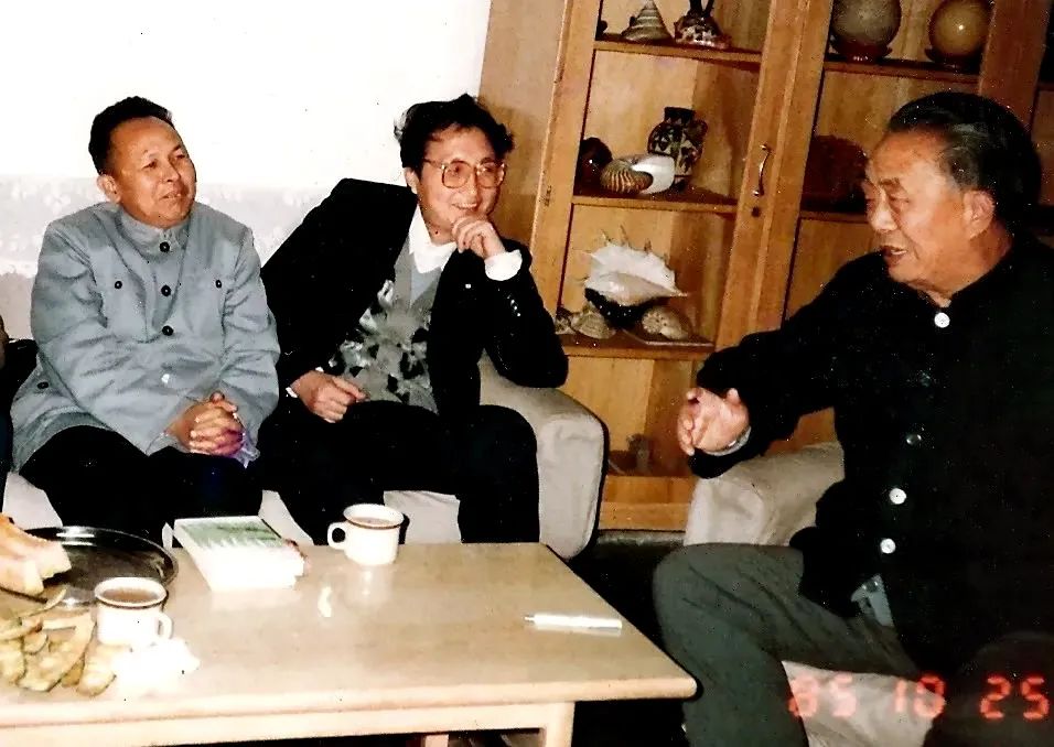 1985年，孫紹振(中間)與謝冕(左一)、艾青(右一)