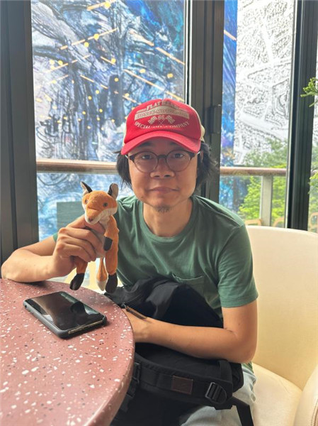 慢三，懸疑小說家，原名胡晗，1982年出生于湖南衡陽，現(xiàn)居蘇州