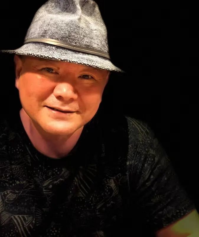 李西閩，著名作家，福建長(zhǎng)汀人;曾在《收獲》《花城》《青年作家》《上海文學(xué)》《作品》《江南》等刊發(fā)表大量文學(xué)作品；著有長(zhǎng)篇小說(shuō)“唐鎮(zhèn)三部曲”：《執(zhí)夢(mèng)》《畫(huà)師》《饑餓》以及《血鈔票》《地震三書(shū)》《孤獨(dú)旅行家》，短篇小說(shuō)集《以博爾赫斯命名的房間》，散文集《肉身》《死亡之書(shū)》等50余部；有五卷本《李西閩自選文集》、六卷本《李西閩文集》以及10卷本《李西閩經(jīng)典小說(shuō)文集》出版；現(xiàn)居上海。