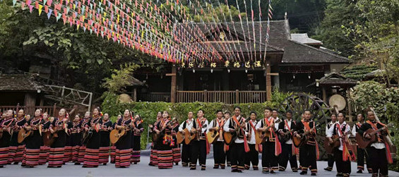 老達(dá)保村民們彈起吉他，載歌載舞