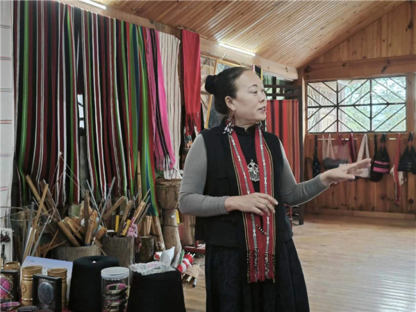 佤族織錦非遺傳承人李憲蘭講解佤族織錦的歷史與傳承。2021年，西盟佤族織錦技藝被列為第五批國家級非物質(zhì)文化遺產(chǎn)代表性項(xiàng)目名錄。在西盟印象佤族織錦非遺工坊內(nèi)，佤族織錦非遺傳承人李憲蘭的佤錦產(chǎn)品琳瑯滿目，“佤族織錦織進(jìn)的是佤族人民的性格和故事。這幾年，通過不斷嘗試，我們生產(chǎn)的佤族織錦在保留古老的佤族織錦技藝的同時，融入了更多顏色、技藝及創(chuàng)新理念，推出一批更符合現(xiàn)代審美需求的產(chǎn)品，從而達(dá)到提高佤族織錦的使用價值和傳播維度的效果，讓佤族織錦更被當(dāng)下消費(fèi)者所喜愛?！崩顟椞m說。
