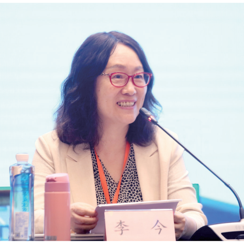 李今 中國人民大學(xué)文學(xué)院教授，主要從事中國現(xiàn)當(dāng)代文學(xué)、漢譯文學(xué)研究。著有《個人主義與五四新文學(xué)》《海派小說與現(xiàn)代都市文化》《三四十年代蘇俄漢譯文學(xué)論》《二十世紀(jì)中國翻譯文學(xué)史（第3卷）》《意義的生成一一現(xiàn)代中國文學(xué)作品細(xì)讀集》《魯濱孫變形記：漢譯文學(xué)改寫現(xiàn)象研究》等；譯有利里安·弗斯特《浪漫主義》、R.L.布魯特《論幻想與想象》；主編《漢譯文學(xué)序集》（18卷）；主持國家社科基金重大項(xiàng)目“現(xiàn)代漢譯文學(xué)編年考錄（期刊編，1896—1949）”并主編其數(shù)據(jù)庫。