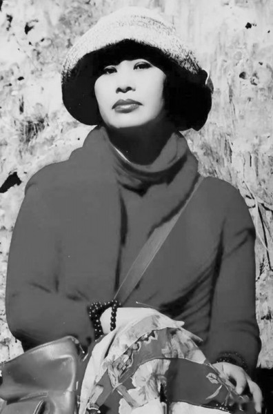  海男，寫(xiě)作繪畫(huà)，生活在云南