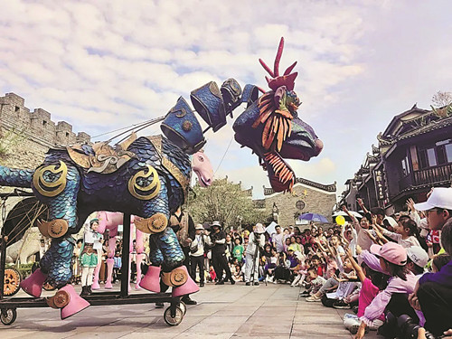 2023桂林藝術(shù)節(jié)上，《山海經(jīng)》中的“神獸”與小觀眾互動(dòng) 張?jiān)?攝