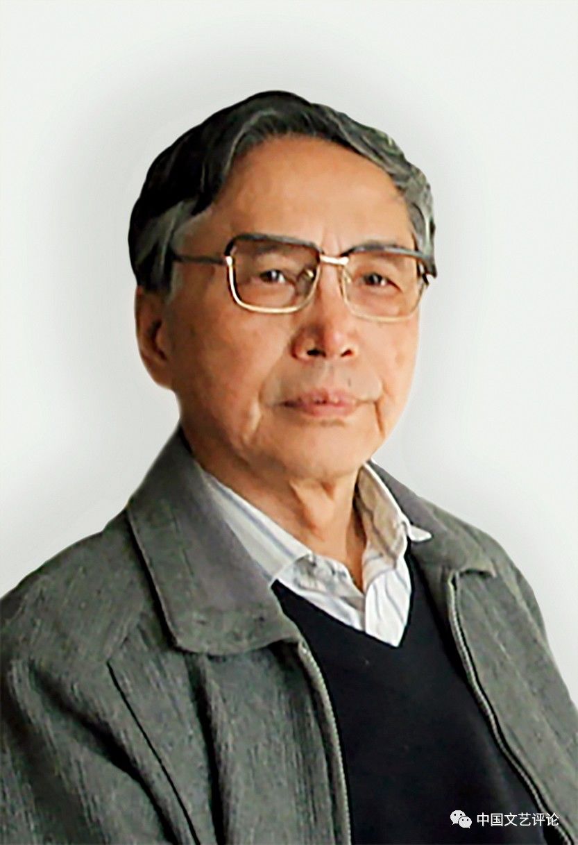 錢中文簡介：1932年11月生，江蘇無錫人。1955年畢業(yè)于中國人民大學(xué)俄語系，1955—1959年就讀于莫斯科大學(xué)研究生部俄羅斯語言文學(xué)系?，F(xiàn)為中國社會(huì)科學(xué)院榮譽(yù)學(xué)部委員、文學(xué)研究所研究員、研究生院教授、博士生導(dǎo)師(自1987年起)，中國作家協(xié)會(huì)全國委員會(huì)榮譽(yù)委員，中國中外文藝?yán)碚搶W(xué)會(huì)名譽(yù)會(huì)長。曾任中國社會(huì)科學(xué)院文學(xué)所文藝?yán)碚撗芯渴抑魅?、比較文學(xué)研究室主任、《文學(xué)評(píng)論》主編、學(xué)術(shù)委員會(huì)委員，國務(wù)院學(xué)位委員會(huì)中國語言文學(xué)學(xué)科評(píng)議組成員與召集人。著有《果戈理及其諷刺藝術(shù)》、《現(xiàn)實(shí)主義和現(xiàn)代主義》、《文學(xué)原理——發(fā)展論》(后改為《文學(xué)發(fā)展論》)、《文學(xué)理論流派與民族文化精神》、《文學(xué)理論：走向交往對(duì)話的時(shí)代》、《新理性精神文學(xué)論》、《錢中文學(xué)術(shù)文化隨筆》、《自律與他律》(合著)、《錢中文文集》韓國版4卷本、《文學(xué)理論：求索與反思》、《新理性精神與當(dāng)代文論建設(shè)》、《現(xiàn)代性與當(dāng)代文學(xué)理論》、《桐蔭夢痕》、《文學(xué)的鄉(xiāng)愁》等，有《錢中文文集》5卷本問世。主編《巴赫金全集》譯文7卷、《讀世界》6種、《文學(xué)理論建設(shè)叢書》7種；合作主編多種論文集、《新時(shí)期文藝學(xué)建設(shè)叢書》36種、《現(xiàn)代外國文藝?yán)碚撟g叢》14種。合譯有長篇小說《現(xiàn)代牧歌》([俄]謝德林著)等。