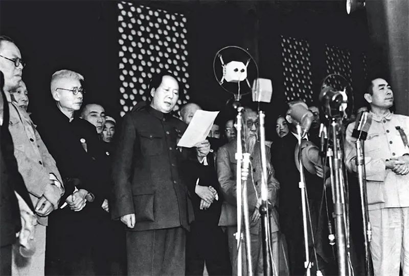 1949年10月1日下午3時(shí)，開國(guó)大典在天安門廣場(chǎng)隆重舉行。毛澤東同志莊嚴(yán)宣告：“中華人民共和國(guó)中央人民政府今天成立了?！?新華社發(fā)